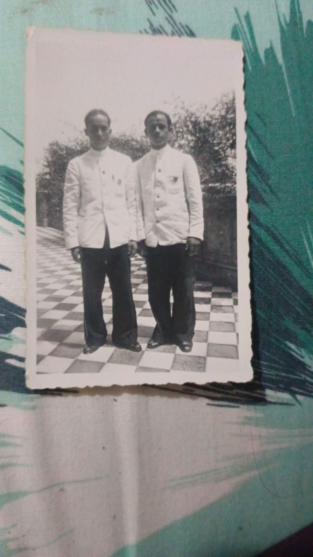 Registro gráfico de dos camareros de la época dorada del Hotel Príncipe. (Archivo / VANGUARDIA)