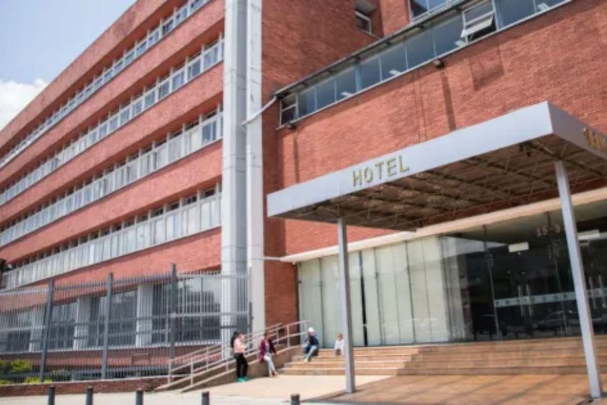 Hotel SENA opera como un espacio formativo donde los aprendices de programas hoteleros realizan prácticas en condiciones reales.