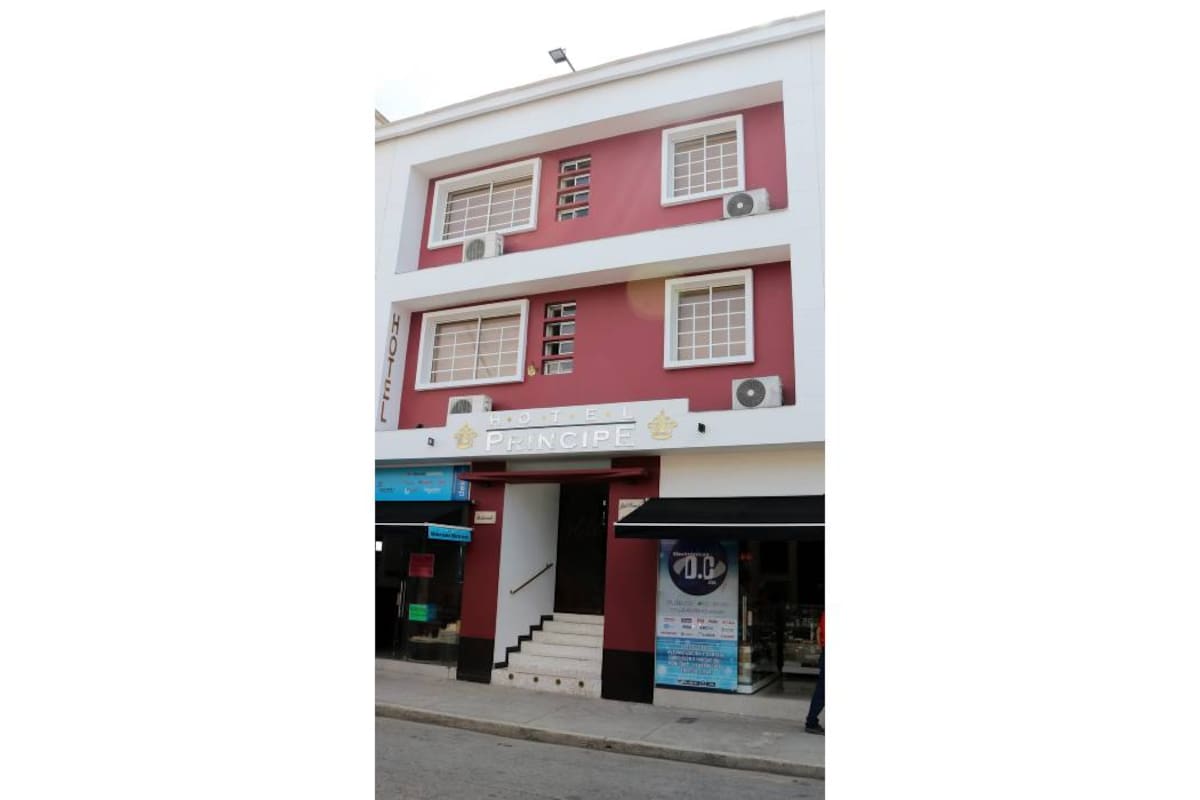 El Hotel Príncipe está ubicado en el centro de la ciudad, muy cerca los sectores bancario y comercial y del sector histórico y cultural de Bucaramanga. (Foto: Fabián Hernández/VANGUARDIA LIBERAL)