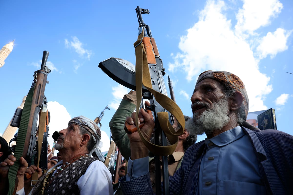 SANA'A (Yemen), 10/04/2026.- Houthi supporters brandish weapons during a solidarity rally with Iran following the US-Iran ceasefire deal, in Sana'a, Yemen, 10 April 2026. Iran, the United States, and Israel reached a ceasefire agreement on 07 April, which would pause hostilities for 14 days and facilitate the temporary reopening of the Strait of Hormuz to maritime traffic. (Estados Unidos) EFE/EPA/YAHYA ARHAB
