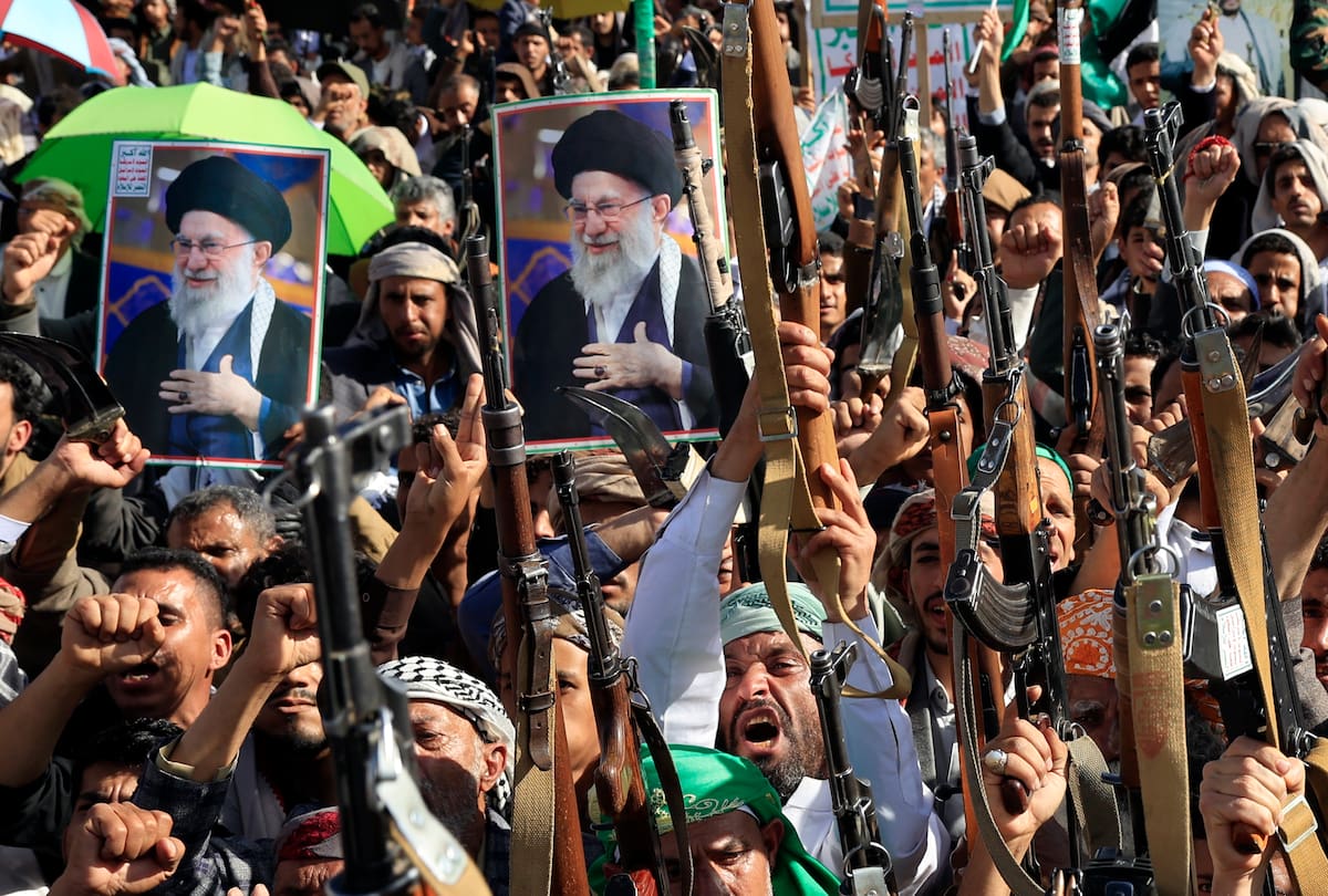 SANA'A (Yemen), 10/04/2026.- Houthi supporters shout slogans and raise their weapons during a solidarity rally with Iran following the US-Iran ceasefire deal, in Sana'a, Yemen, 10 April 2026. Iran, the United States, and Israel reached a ceasefire agreement on 07 April, which would pause hostilities for 14 days and facilitate the temporary reopening of the Strait of Hormuz to maritime traffic. (Estados Unidos) EFE/EPA/YAHYA ARHAB