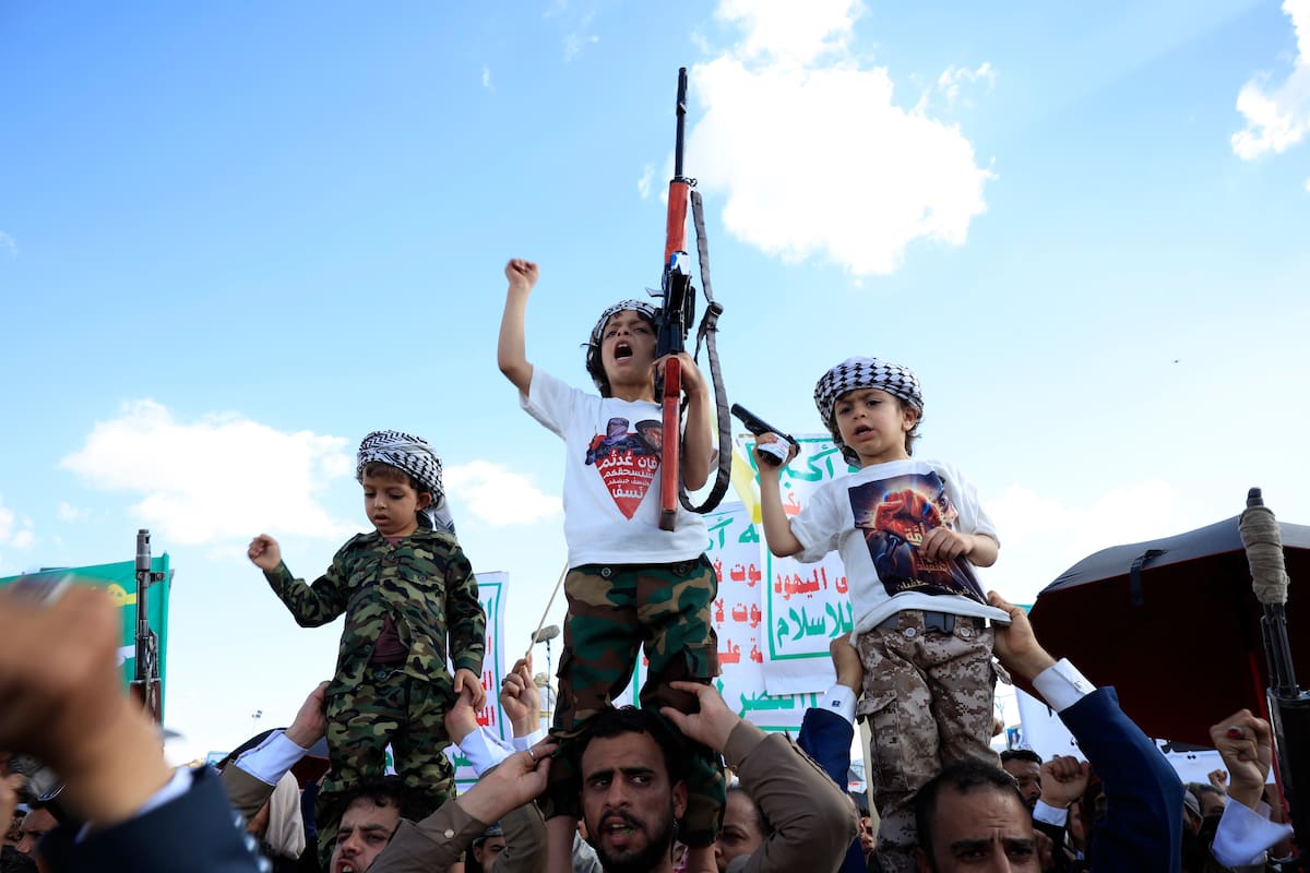 SANA'A (Yemen), 10/04/2026.- Young Houthi supporters shout slogans during a solidarity rally with Iran following the US-Iran ceasefire deal, in Sana'a, Yemen, 10 April 2026. Iran, the United States, and Israel reached a ceasefire agreement on 07 April, which would pause hostilities for 14 days and facilitate the temporary reopening of the Strait of Hormuz to maritime traffic. (Estados Unidos) EFE/EPA/YAHYA ARHAB