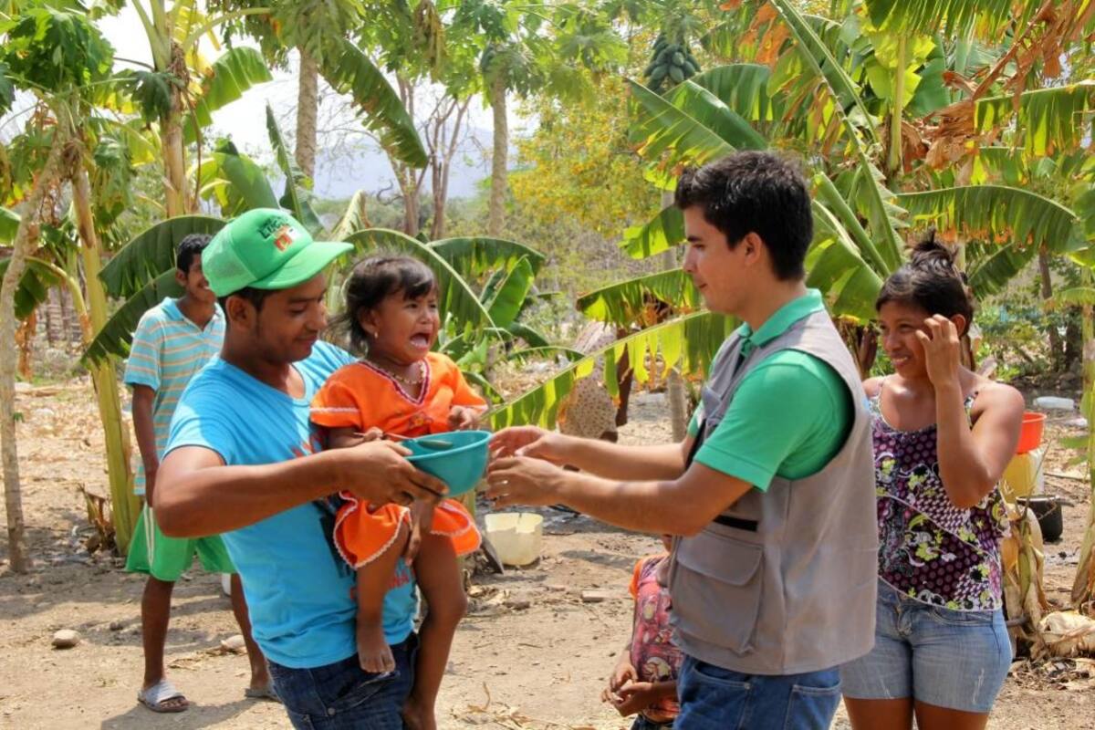 Una representante de la comunidad Wayúu, fue invitada a Girón, para que vele porque los productos entregados por los santandereanos, lleguen a su destino. (Foto: Suministrada / VANGUARDIA LIBERAL)