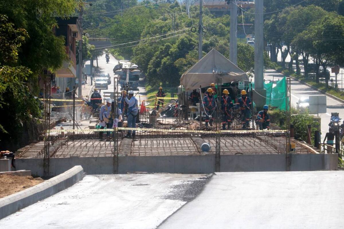 Las obras del tercer carril cuentan con un avance de más del 60. (Foto: Fabián Hernández / VANGUARDIA LIBERAL)