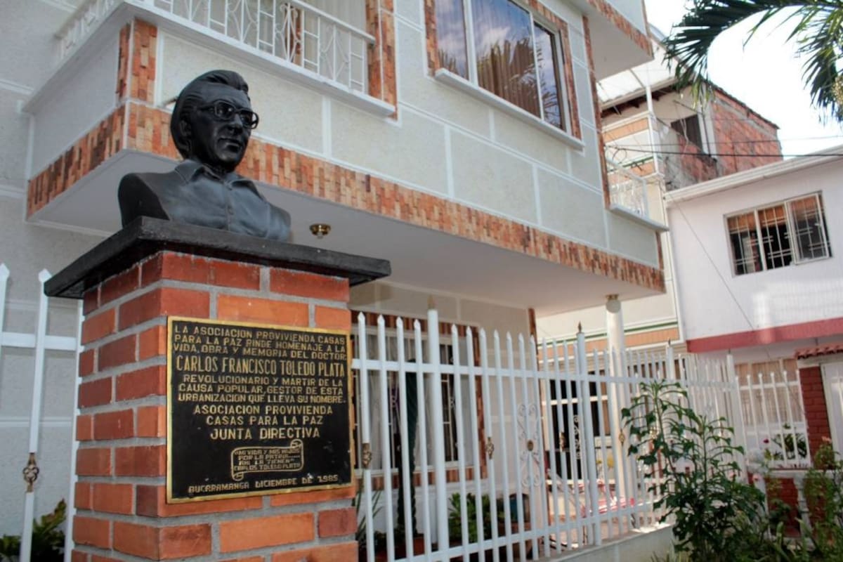 En Bucaramanga, de manera más exacta en la Comuna 11, se construyó un barrio que lleva los apellidos del desaparecido Carlos Francisco Toledo Plata. Allí se cumple esta tarde una Eucaristía, ofrecida por sus parientes. (Foto: Foto: Javier Gutiérrez / VANGUARDIA LIBERAL)