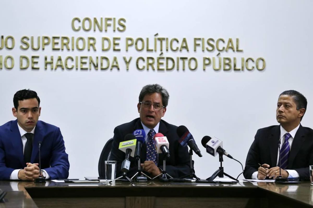 El Ministro de Hacienda, Alberto Carrasquilla, enfrentará hoy una prueba de fuego durante el debate de control político que se citó por el caso de los llamados ‘Bonos Agua’. (Foto: Colprensa / VANGUARDIA LIBERAL)