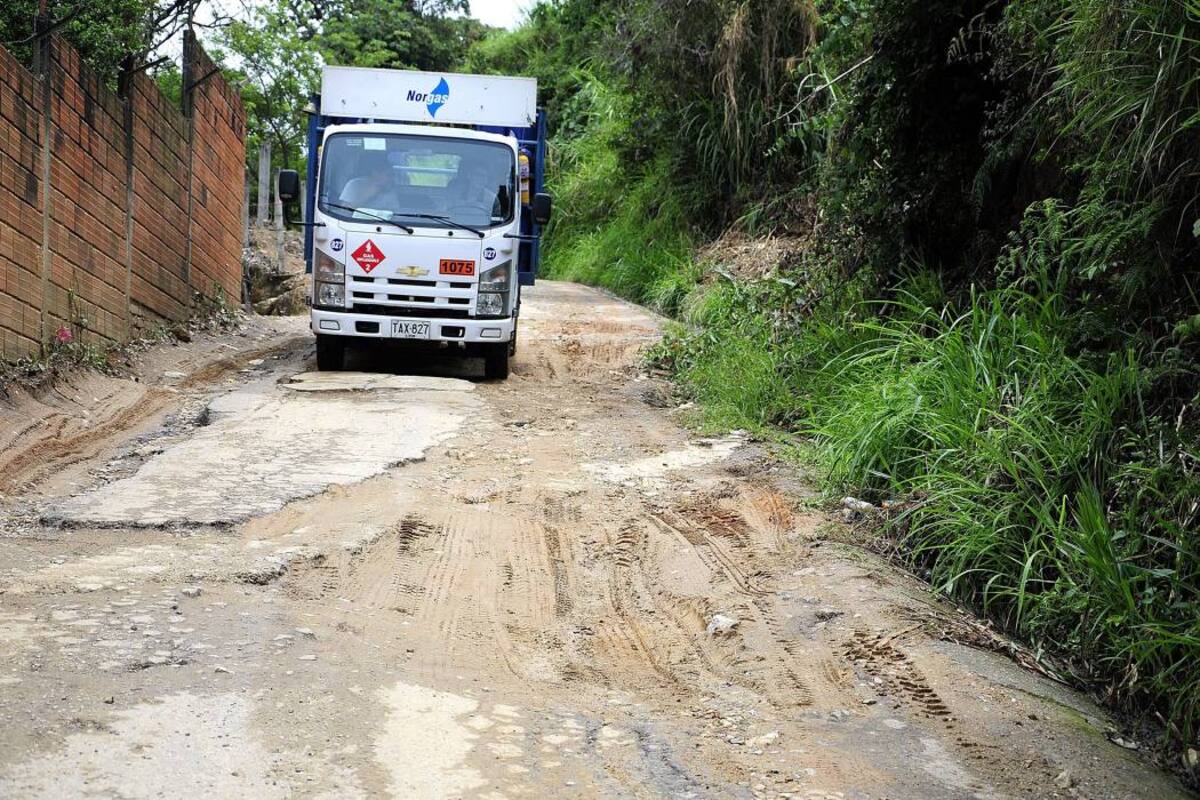 Así es uno de los tramos de la vía hacia el Ecoparque Cerro del Santísimo. Huecos, lodo y deslizamientos son las características de este trayecto. (Foto: Didier Niño Carvajal / VANGUARDIA LIBERAL)