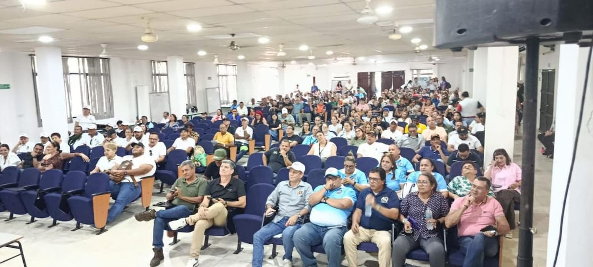 En medio de una asamblea de trabajadores, seis sindicatos de empleados públicos de la Alcaldía de Barrancabermeja se declararon en huelga. Exigen que se cumpla el acuerdo laboral.
Suministrada/Vanguardia