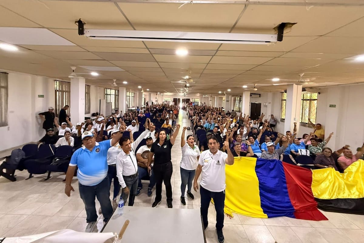 En medio de una asamblea de trabajadores, seis sindicatos de empleados públicos de la Alcaldía de Barrancabermeja se declararon en huelga. Exigen que se cumpla el acuerdo laboral.
Suministrada/Vanguardia