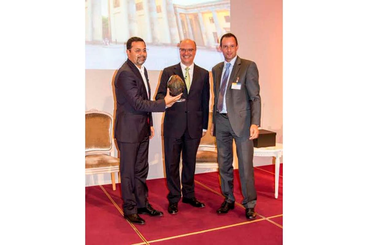 Jaime Alberto Rojas Díaz, Vicepresidente de Nutrición en el Hogar de Incubadora Santander, recibió el premio de manos de César de Anda, Chairman Mundial IEC, y Ben Dellaert, Vice Chair IEC. (Foto: Archivo/VANGUARDIA LIBERAL)