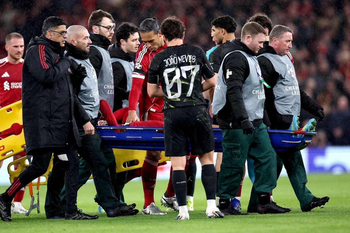 LIVERPOOL (United Kingdom), 14/04/2026.- Hugo Ekitike of Liverpool goes down with an injury during the UEFA Champions League quarter-finals, 2nd leg match Liverpool FC against Paris Saint-Germain, in Liverpool, Britain, 14 April 2026. (Liga de Campeones, Reino Unido) EFE/EPA/ADAM VAUGHAN