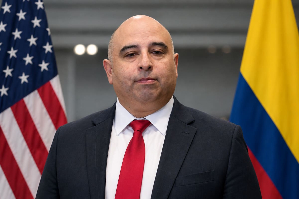 Hugo Guevara asumirá como encargado de negocios de Estados Unidos en Colombia mientras el Senado estadounidense define la designación del próximo embajador en el país. Foto apoyo con IA. // X.