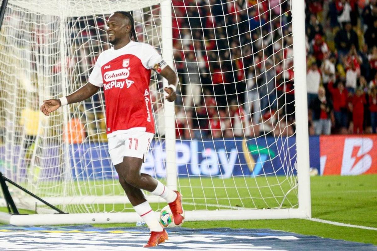 Hugo Rodallega marcó los goles del triunfo 3-0 de Santa Fe sobre Fortaleza, en la segunda fecha del Grupo B de los cuadrangulares semifinales de la Liga BetPlay. Foto: Colprensa.