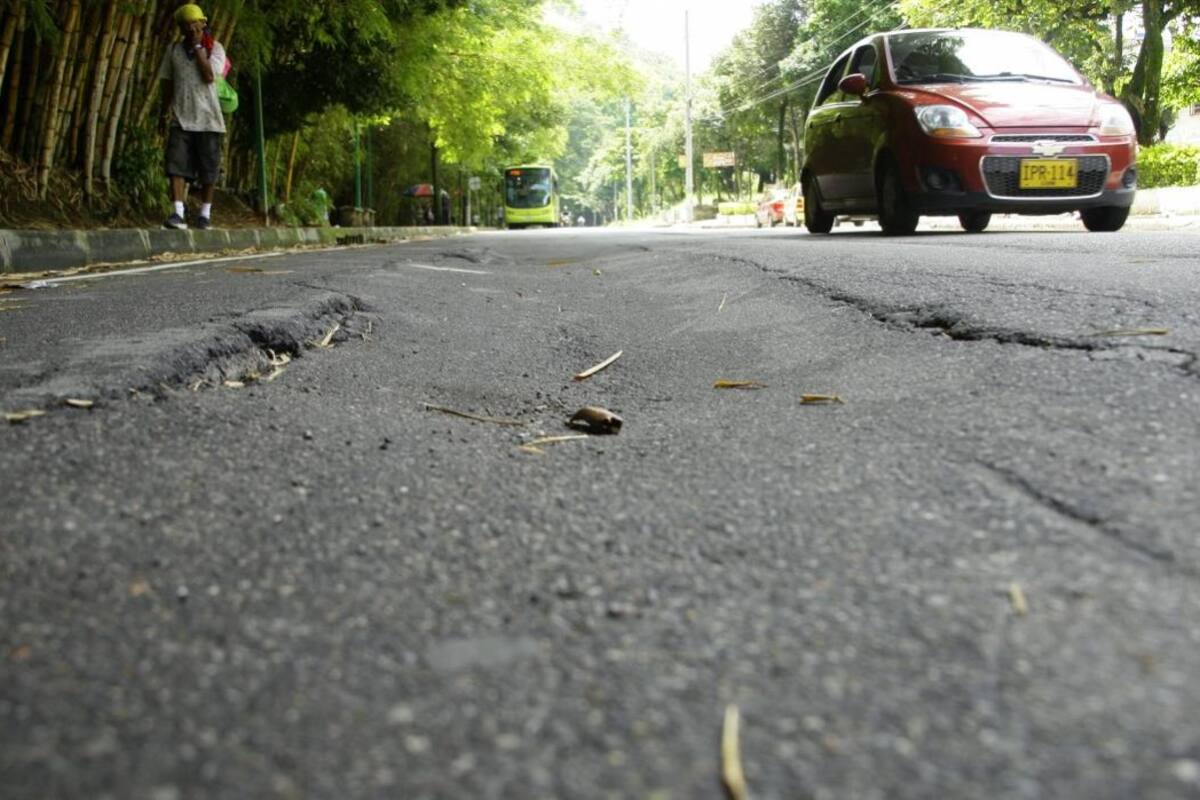 Con paleteros y reguladores viales se controlará el tráfico en la zona, mientras se adelantan las reparaciones. Habrá restricción vehicular, de un carril. (Foto: César Flórez / VANGUARDIA LIBERAL)
