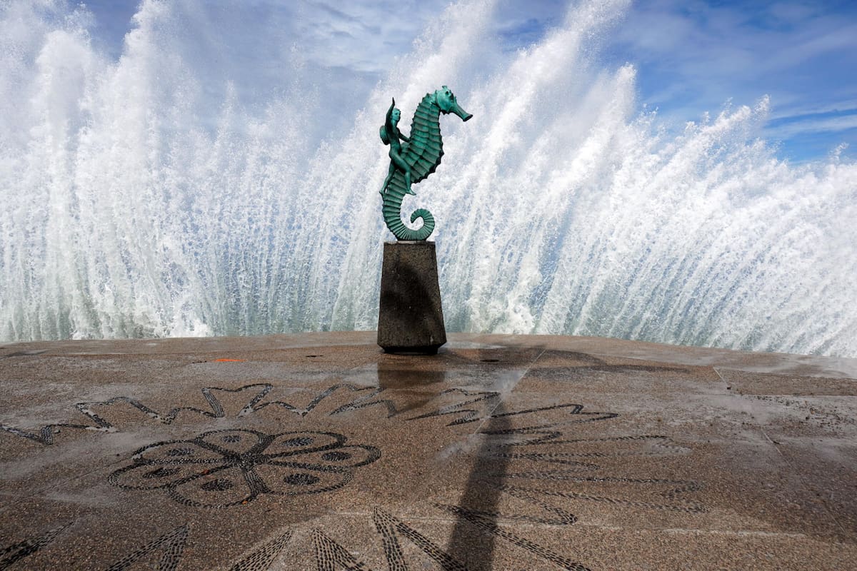 Fotografía que muestra el fuerte oleaje este lunes, en Puerto Vallarta (México). El huracán Simón se debilitó a categoría 2 frente a las costas del Pacífico mexicano, aunque mantiene la amenaza de fuertes lluvias, vientos y oleaje elevado en los estados de Jalisco, Nayarit y Sinaloa, informó el Servicio Meteorológico Nacional (SMN). EFE/ Arturo Montero