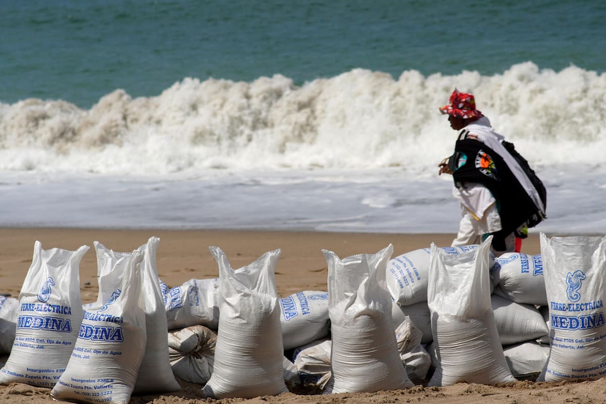 El ciclón avanza hacia el Pacífico mexicano con vientos de 240 km/h y amenaza con lluvias extraordinarias en Colima y precipitaciones torrenciales en otros estados. Foto: EFE