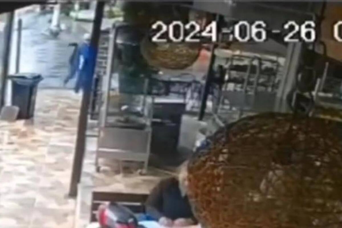 El asalto fue captado por una cámara de seguridad, que grabó un video de aproximadamente un minuto.
Foto: captura de pantalla