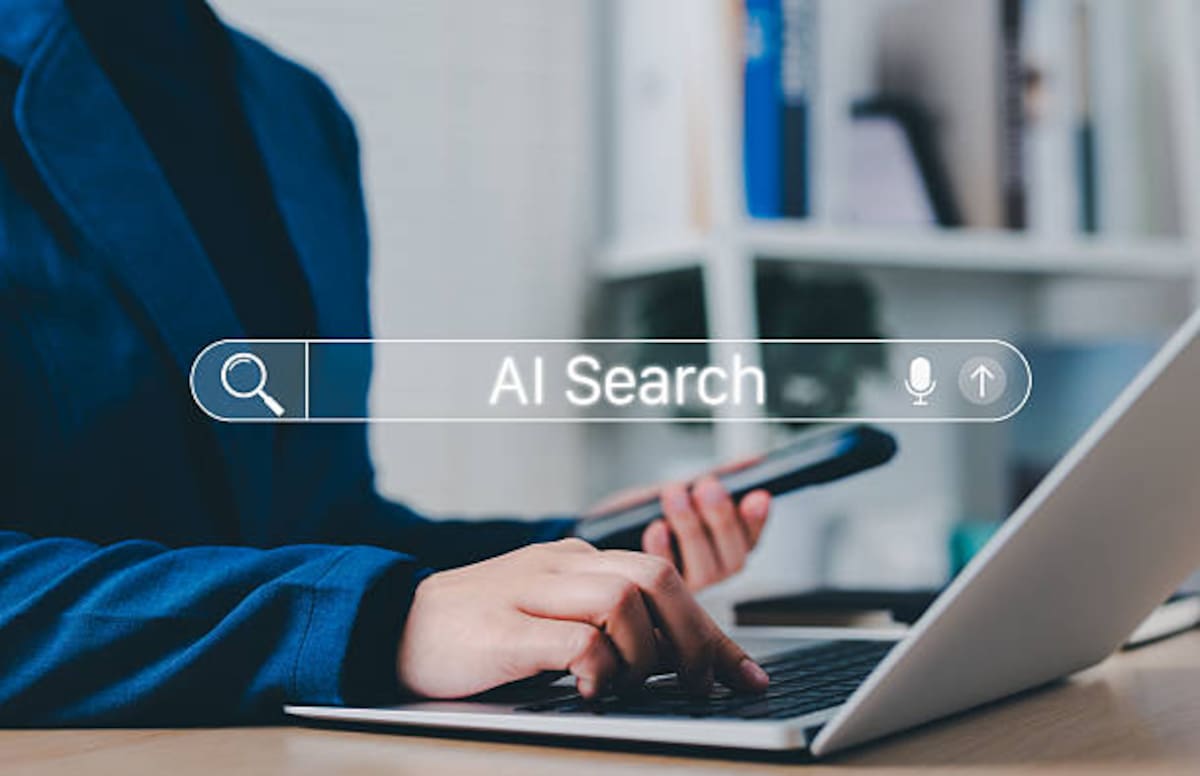 Condenan a hombre que usó ChatGPT para planificar un brutal crimen. La inteligencia artificial alertó al FBI sobre sus intenciones.
Darren Zhou fue descubierto usando la IA para coordinar el asesinato de su exnovia. Las autoridades actuaron tras la notificación de OpenAI, evitando un posible femicidio.