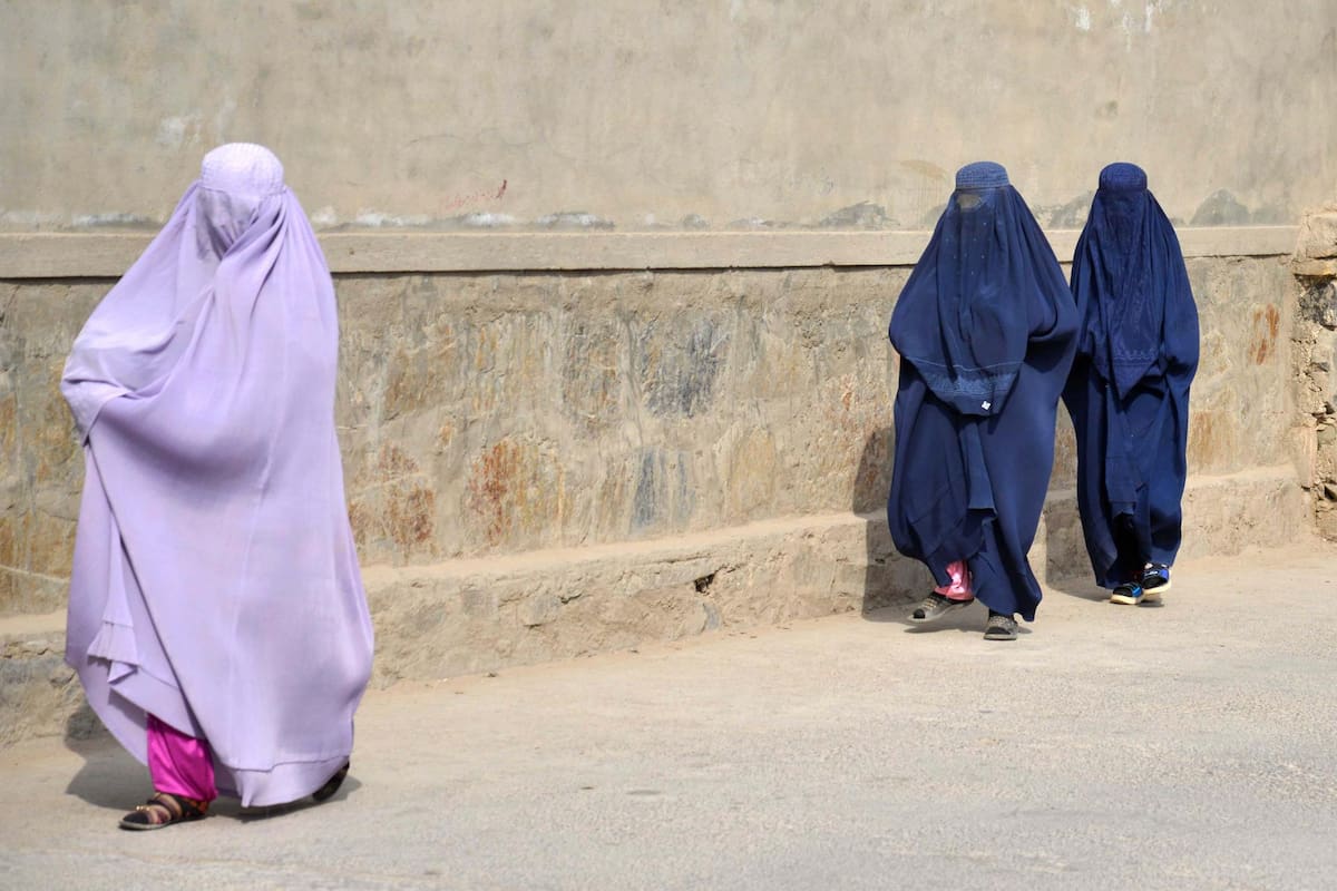 Mujeres afganas caminan por una calle de Kabul en medio de las restricciones impuestas por el régimen talibán.(Afganistán) EFE/EPA/QUDRATULLAH RAZWAN