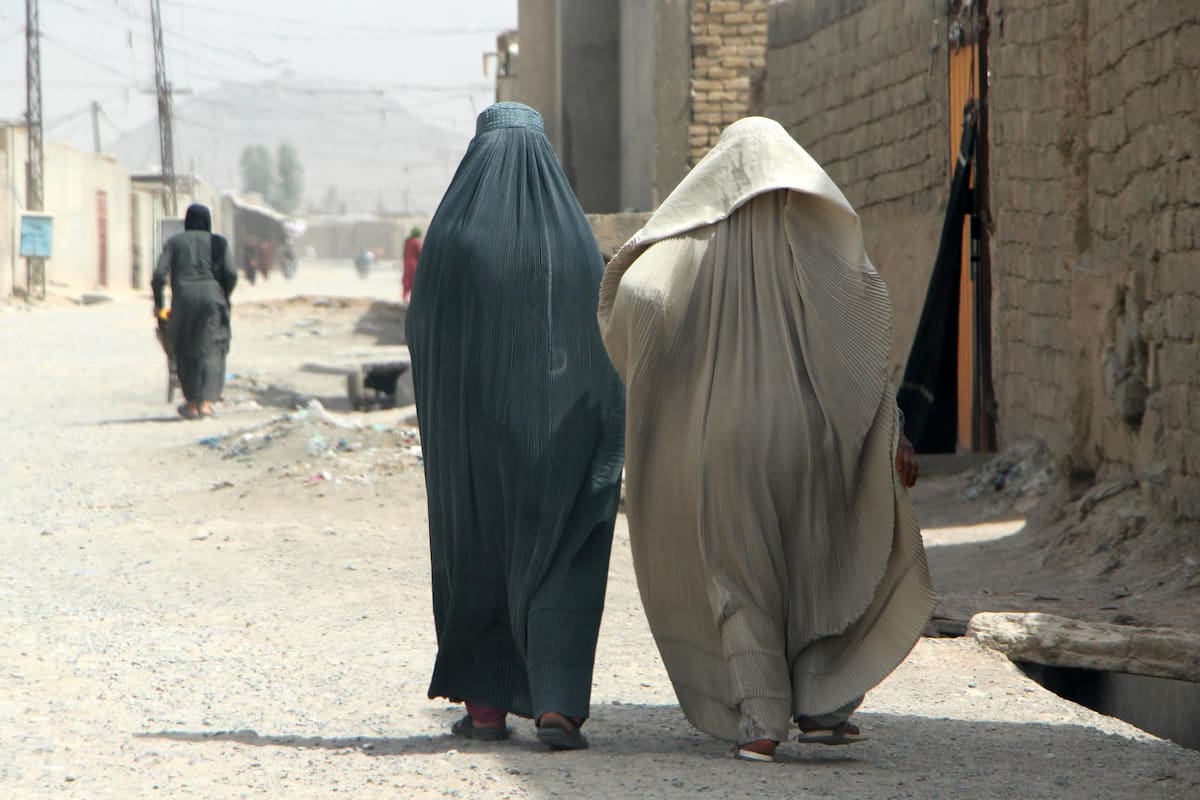 KANDAHAR (Afganistán), 09/07/2025.- Mujeres afganas caminan por una carretera en Kandahar, Afganistán, el 9 de julio de 2025.