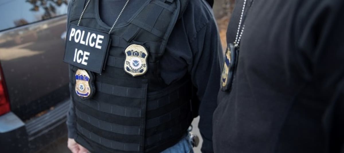 Agentes de ICE (Servicio de Inmigración y Control de Aduanas).