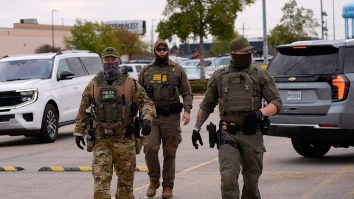 Migrantes se suben al techo de una casa para evitar detención de ICE durante redada en Louisiana.