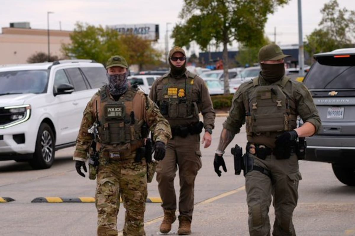 Migrantes se suben al techo de una casa para evitar detención de ICE durante redada en Louisiana.