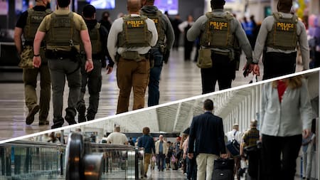 Aumentan arrestos de migrantes en aeropuertos de EE.UU.: ICE intensifica los operativos
