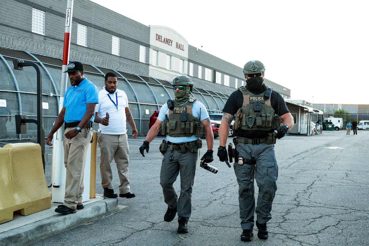 373
Agentes del Servicio de Inmigración y Control de Aduanas (ICE) son vistos con un bote de gas pimienta en el Centro de Detención de Inmigrantes Delaney Hall durante una vigilia y protesta por Edwin Jovanny López Cornejo, en Newark, Nueva Jersey, EE. UU., el 3 de agosto de 2026. Al menos 54 personas han muerto bajo custodia del ICE desde el inicio del segundo mandato de Trump. (Protestas) EFE/EPA/OLGA FEDOROVA