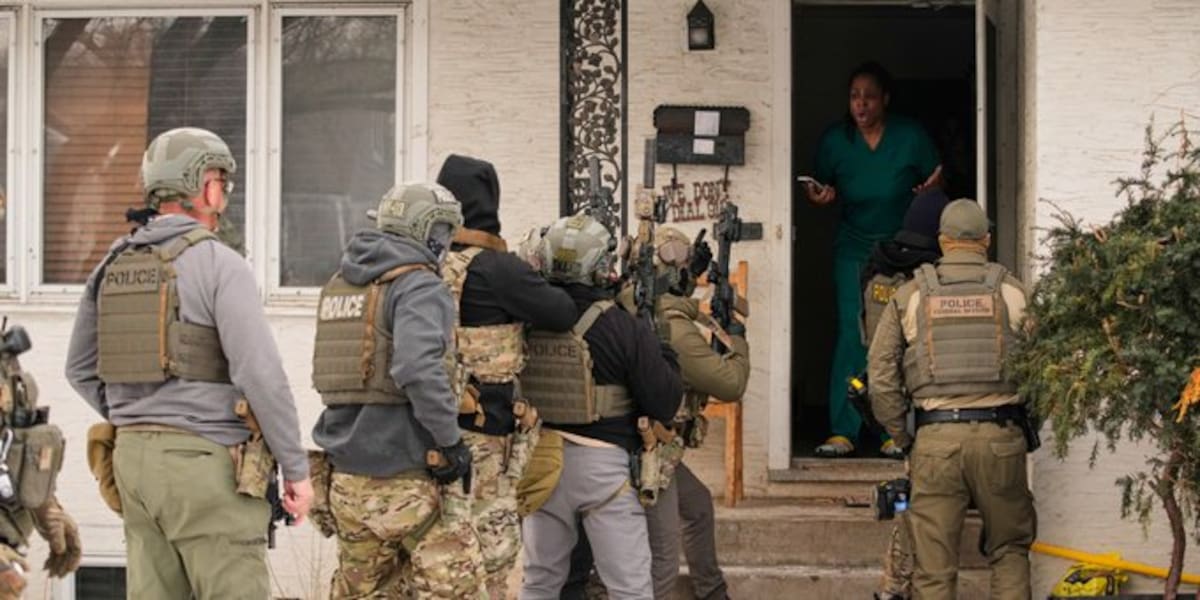 Un memorando interno del ICE autoriza a sus agentes a entrar por la fuerza en hogares sin orden judicial si sospechan la presencia de un extranjero con orden de deportación.