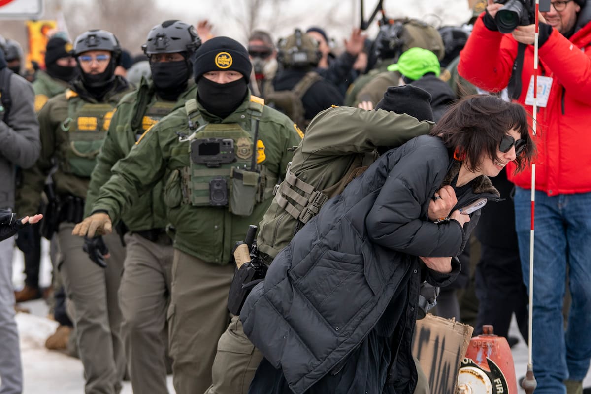 Un integrante de la Policía detiene a una persona durante las protestas frente al edificio Federal Bishop Henry en Mineápolis (EE.UU.)
Foto: EFE.