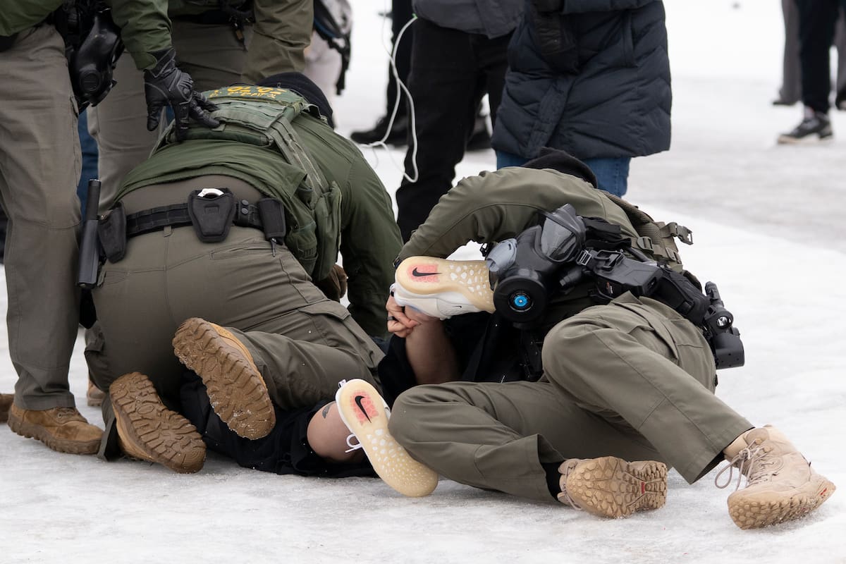 Al menos ocho personas fueron detenidas este jueves durante el inicio de la segunda jornada de protestas por la muerte de una mujer estadounidense tras recibir varios disparos por parte de un agente del Servicio de Inmigración y Control de Aduanas (ICE).
Foto: EFE.