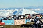 Impactante video: enorme iceberg se voltea frente a Groenlandia y desata gigantescas olas