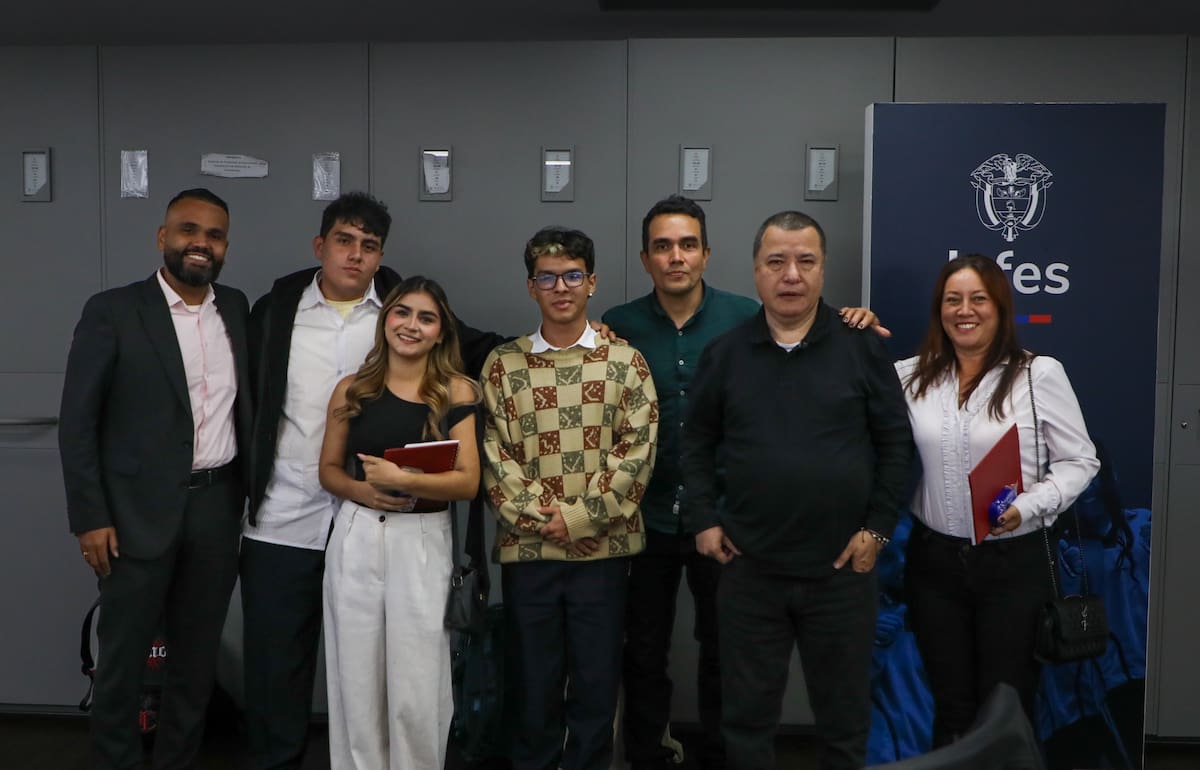 Byron Vélez, funcionario del Icfes; alumnos del colegio Miguel Sánchez Hinestroza; Juan Carlos Rueda, rector colegio Miguel Sánchez Hinestroza, situado en la vereda Acapulco, del municipio de Girón (Santander); Luis Eduardo Ramos, funcionario del Icfes y la docente del colegio Miguel Sánchez Hinestroza.