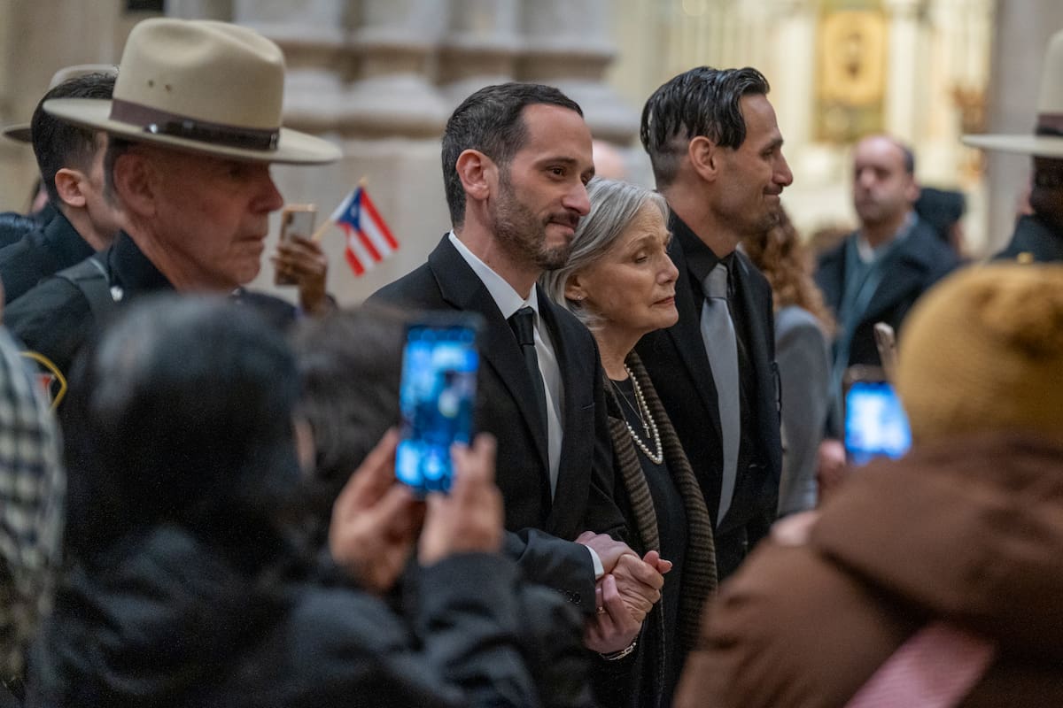Alejandro Miguel Colón (c-i) junto a Julia Colón Craig (c-d), hijo y esposa del fallecido cantante Willie Colón, asisten este lunes, a una misa pública con motivo de su funeral en la Catedral de San Patricio en Nueva Yor(Estados Unidos). EFE/ Ángel Colmenares