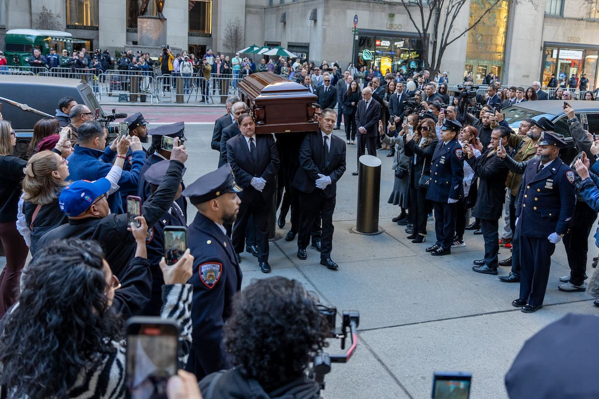 Personas sostienen el féretro del cantante Willie Colón este lunes, durante una misa pública con motivo de su funeral en la Catedral de San Patricio en Nueva York (Estados Unidos). EFE/ Ángel Colmenares