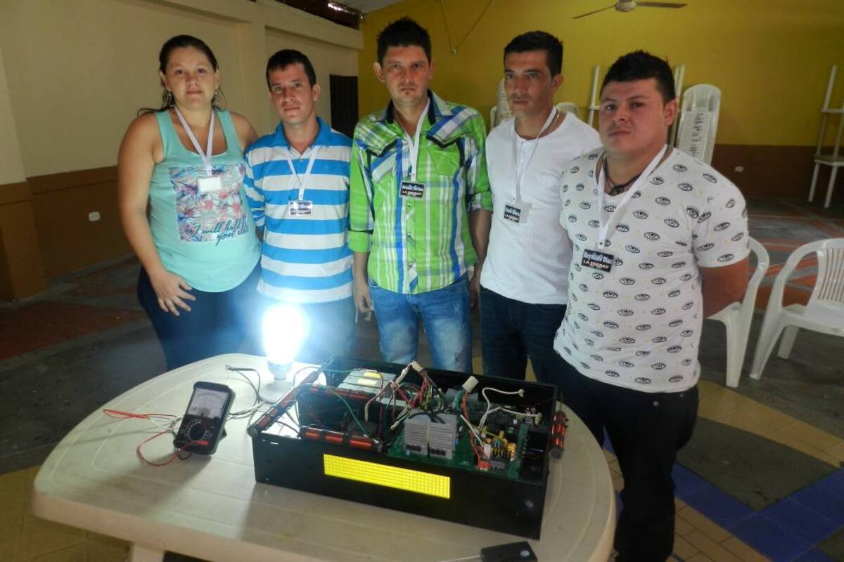 Moreno Bautista, acompañado de su esposa y de Reinaldo Díaz, Alexánder Martínez y César Suárez, mostraron su prototipo, con el fin de exponer su idea, para establecer una fecha para su socialización en Girón. (Foto: Víctor Ardila / VANGUARDIA LIBERAL)