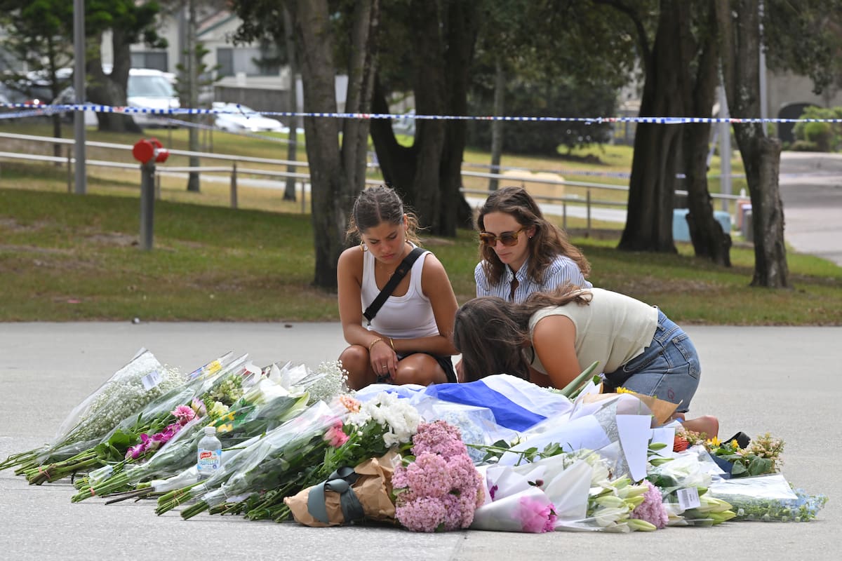 Flores colocadas en recuerdo de las víctimas del atentado en la ciudad australiana de Sídney.