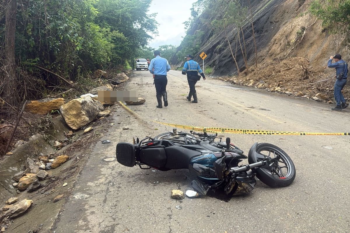 Identifican a motociclista que murió tras caída de roca en vía de Satander