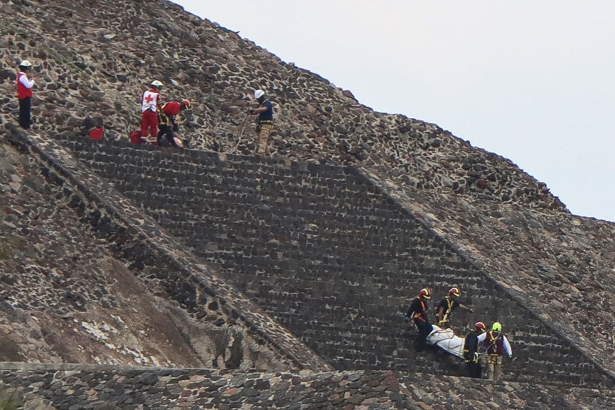 El tiroteo ocurrió en inmediaciones de la Pirámide de la Luna, donde un sujeto armado abrió fuego contra visitantes, generando pánico y una estampida entre los turistas.| Foto: EFE