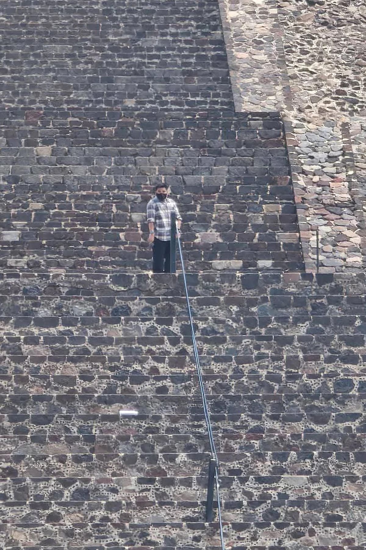 El tiroteo ocurrió en inmediaciones de la Pirámide de la Luna, donde un sujeto armado abrió fuego contra visitantes, generando pánico y una estampida entre los turistas.| Foto: EFE