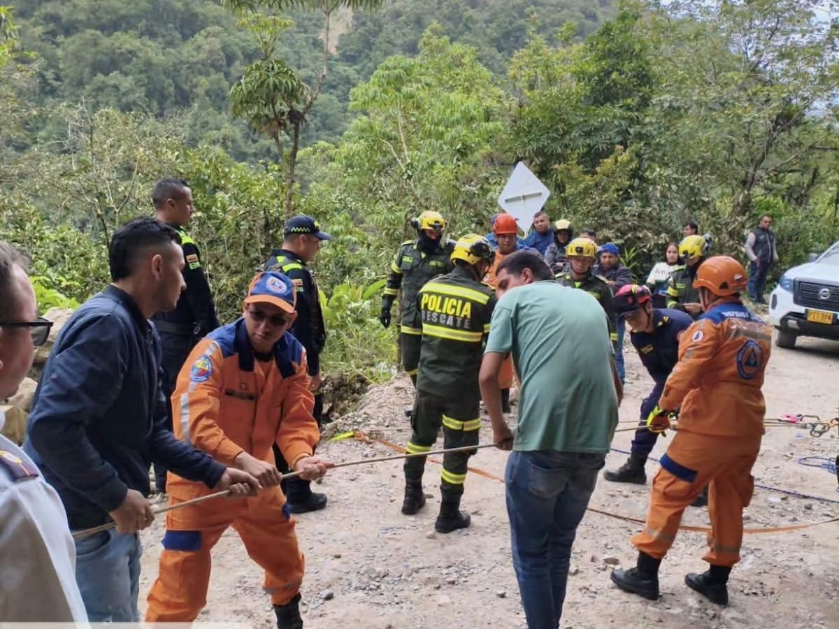 Identifican al transportador que murió tras caer con su vehículo a un abismo en vía de Santander