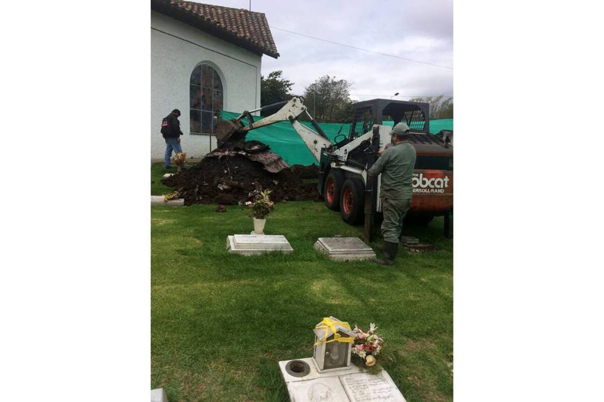 Como parte del proceso que se adelanta por los desaparecidos del Palacio de Justicia, la Fiscalía cuarta delegada ante la Corte Suprema de Justicia, realizó la exhumación de los restos del aagistrado Auxiliar Emiro Sandoval Huertas. (Foto: Colprensa/VANGUARDIA LIBERAL )