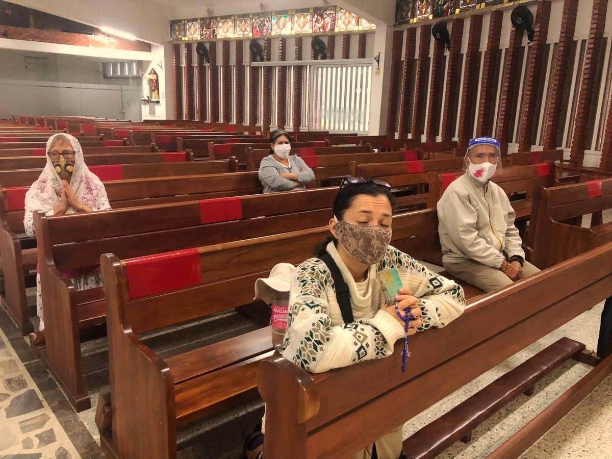 Los creyentes portaban sus tapabocas y camándulas. A todos les tocó madrugar a la reapertura de las misas presenciales.