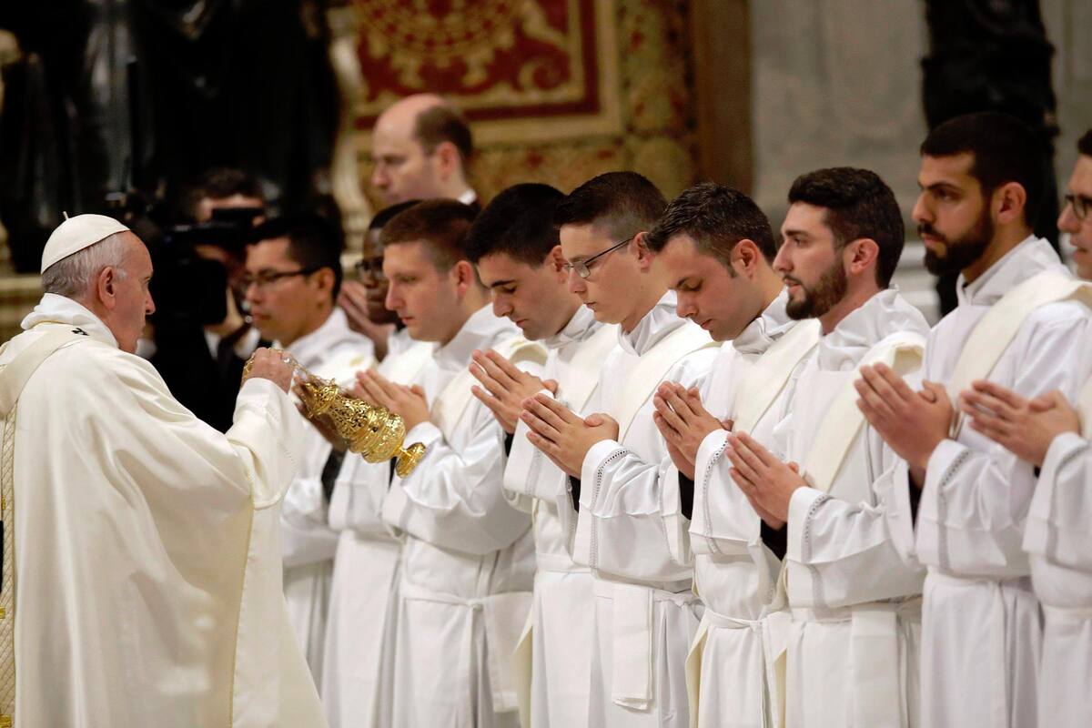 El máximo líder de la iglesia Católica admitió que la institución ignoró o silenció los abusos sexuales a menores durante mucho tiempo, pero ha dicho “nunca más”. (Foto: EFE / VANGUARDIA)