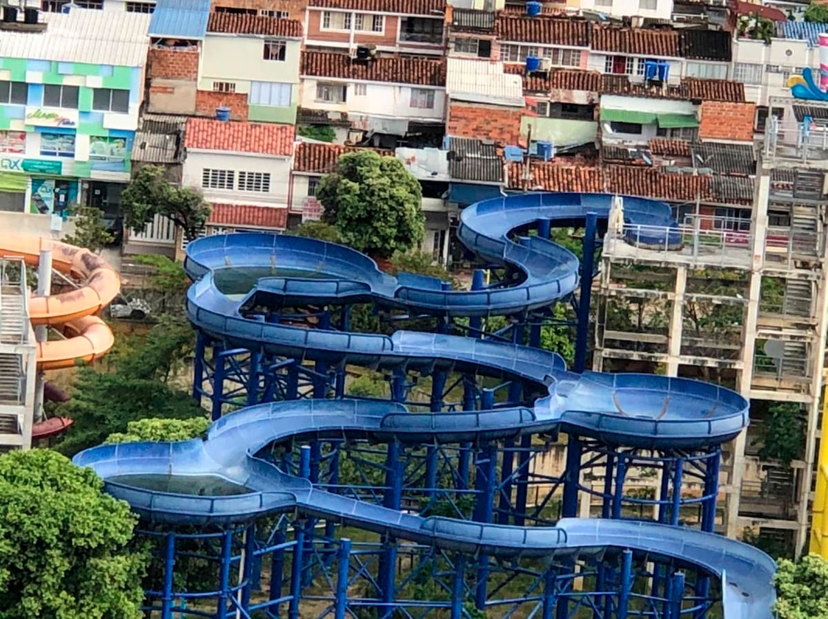 Este complejo acuático cuenta con ocho toboganes y un minitobogán. Allí también queda el agua estancada. (Foto: Suministrada / VANGUARDIA)