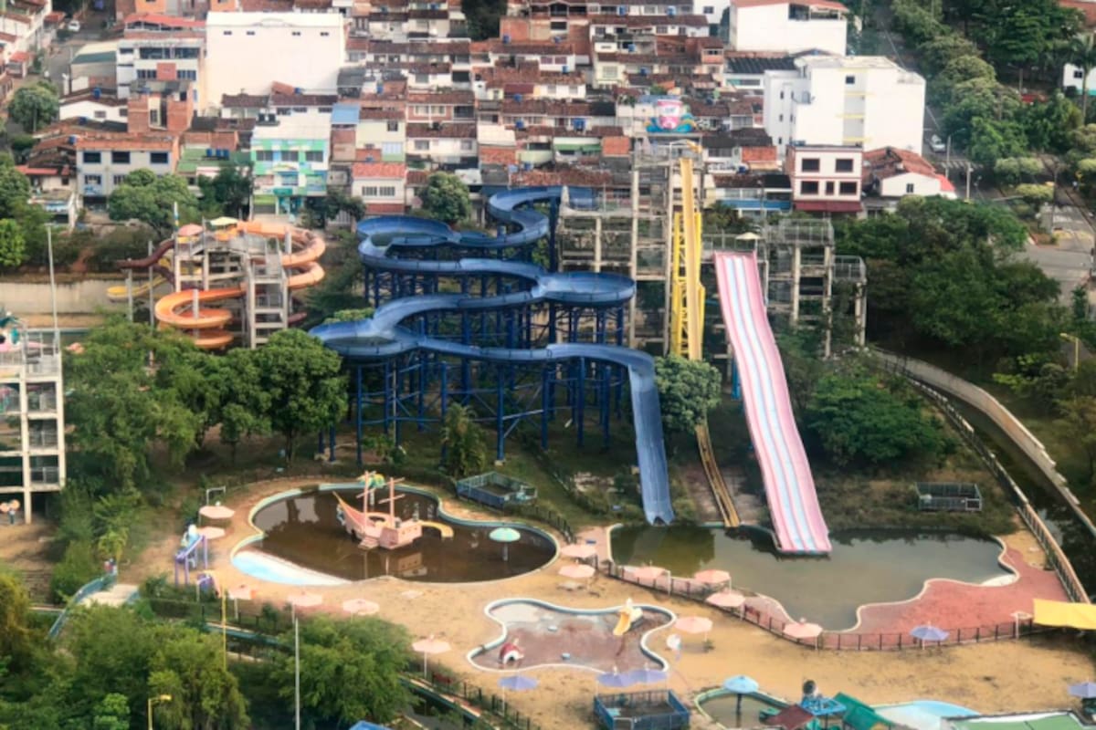 El agua de las piscinas se encuentra estancada sin limpieza alguna.