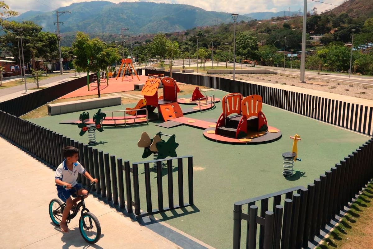 Canchas, ciclorruta, senderos peatonales, juegos infantiles, gimnasio al aire libre, zonas verdes y un teatrino fueron algunas de las áreas que se tuvieron en cuenta para impactar este sector vulnerable de la capital santandereana. (Foto: Jaime Del Río / VANGUARDIA)