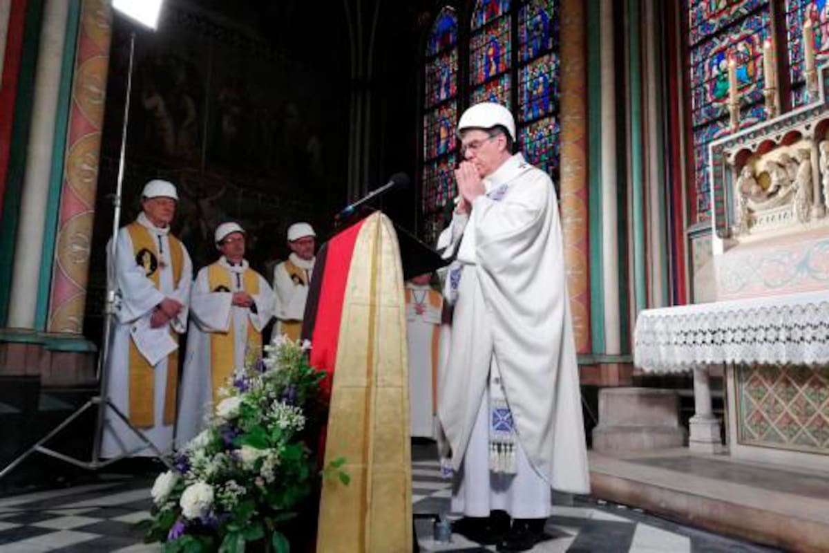Pese a la celebración de esta primera eucaristía, Notre Dame está lejos aún de recuperarse. (Foto: EFE /VANGUARDIA)