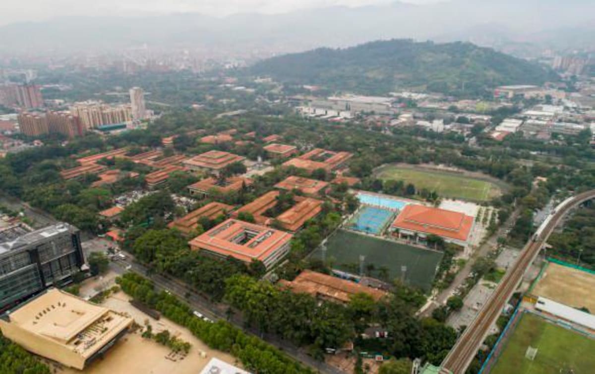 Evacuación de la Universidad de Antioquia por disturbios este viernes. Foto: El Colombiano, Manuel Saldarriaga Quintero
